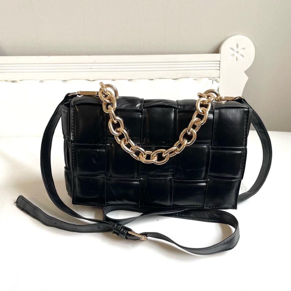 BLACK WOVEN FAUX LAMBSKIN BAG CHUNKY GOLD CHAIN LINK & REMOVABLE SHOULDER STRAP